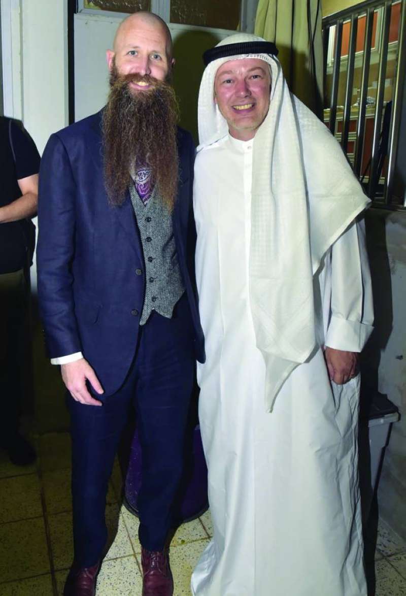 كاتالا مُرتدياً الزي الكويتي مع القائم بالأعمال الأميركي