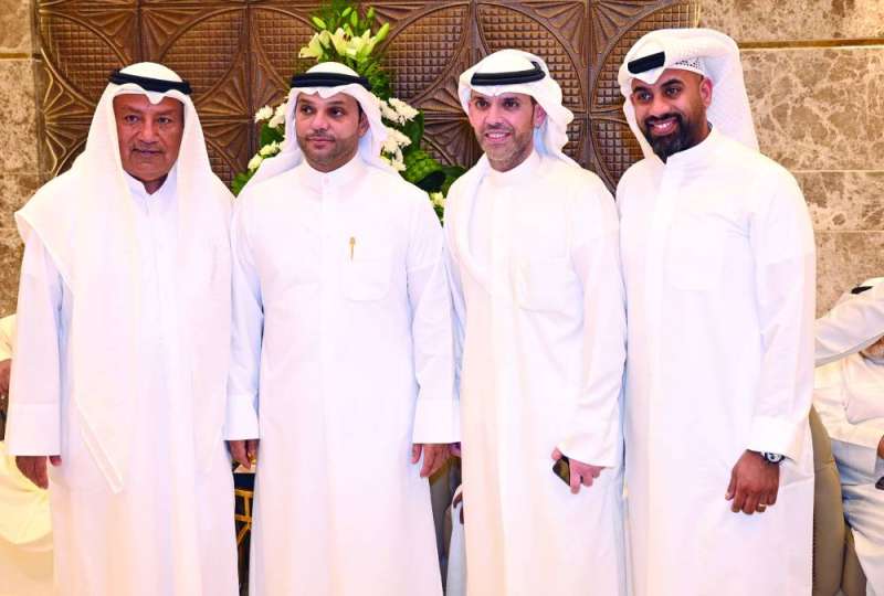 
التميمي وعدد من ضيوفه
