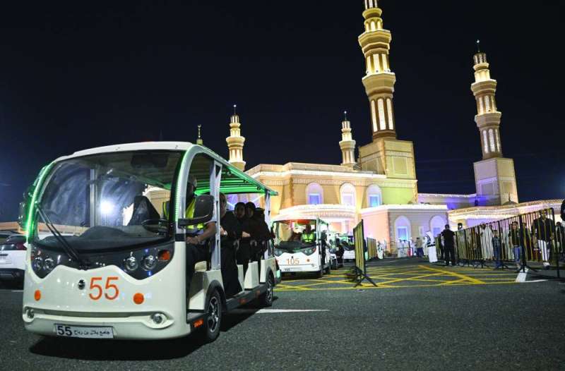 
تنظيم على أعلى مستوى وعربات لنقل المصلين
