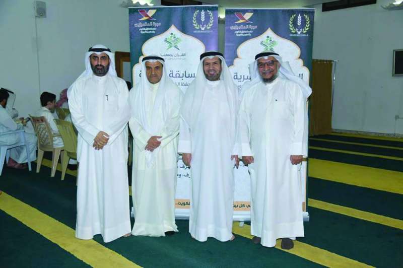 
القصار يتوسط القائمين على المسابقة
