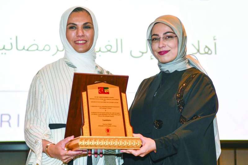 
السفيرة التركية تقدم درعاً لوزيرة الشؤون