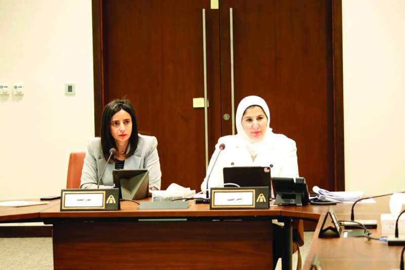 
علياء الفارسي وشريفة الشلفان خلال الاجتماع
