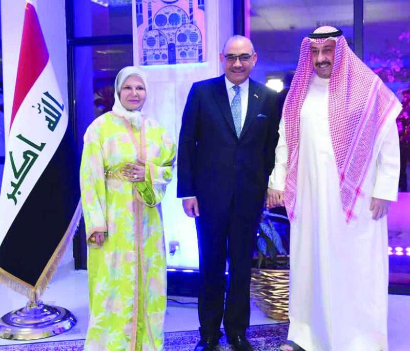 
فيصل الحمود والسفير العراقي خلال الغبقة