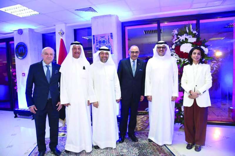 السفير السعودي وعالية الخالد وعدد من الحضور مع السفير العراقي