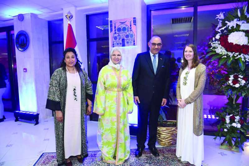 السفيرة البريطانية مقدمة التهنئة للسفير العراقي 