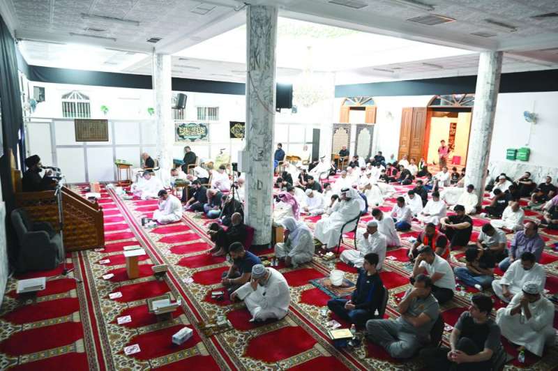 
الديباجي يتحدث للمصلين في مسجد زين العابدين 	 (تصوير أسعد عبدالله)
