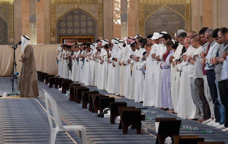 المصلون وسط خشوع تام وأجواء ايمانية	