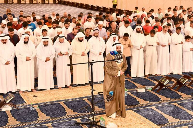 خشوع المصلين في صلاة القيام	