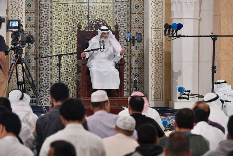 الوعاظ بين الركعات	