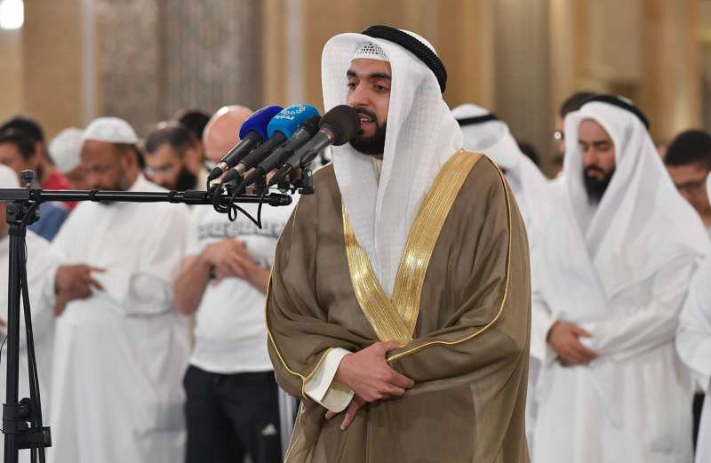 الإمام يؤم المصلين بصوت خاشع	