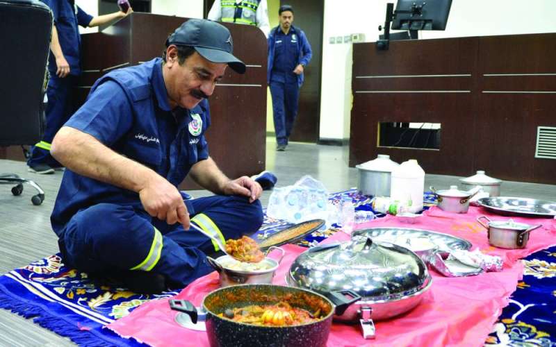  أحد أفراد الفريق يجهز الإفطار لزملائه
