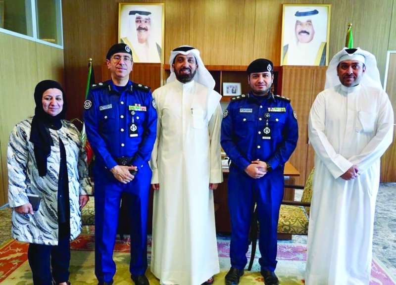 
غانم السليماني ومريم العنزي ومهدي القلاف في اجتماعهم مع رجال اللإطفاء
