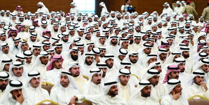 أعداد كبيرة من المتقدمين تتابع القرعة