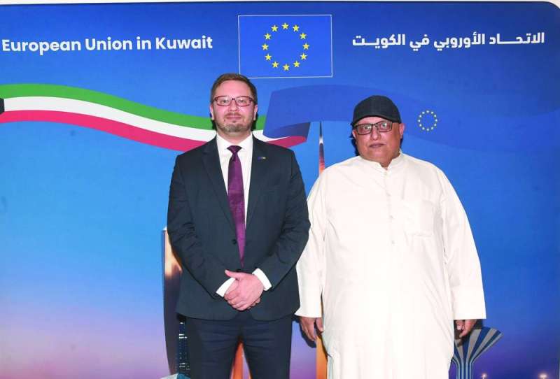  القائم بالأعمال في بعثة الاتحاد الأوروبي في الكويت غيديمناس فرانافيتشس مع الزميل خالد الشرقاوي