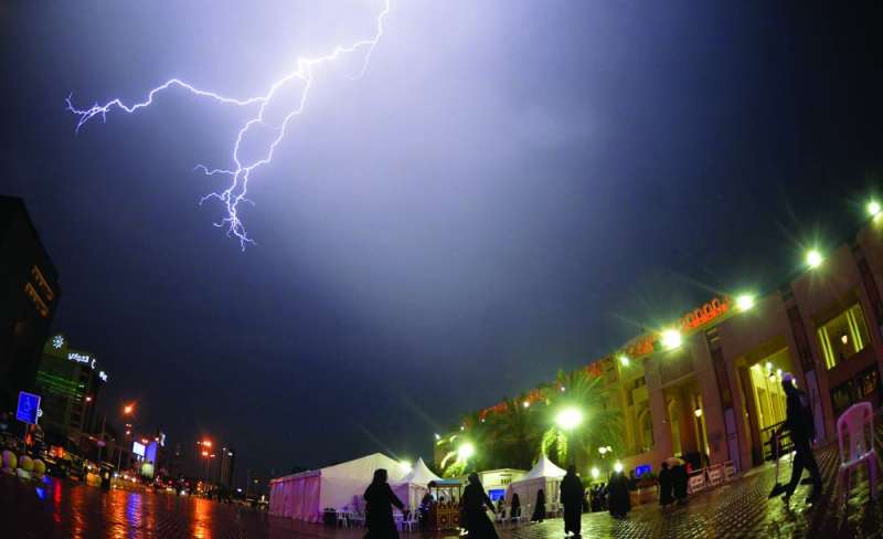 
البرق يُزيّن السماء فوق مسجد الدولة الكبير 	 (تصوير سعود سالم)
