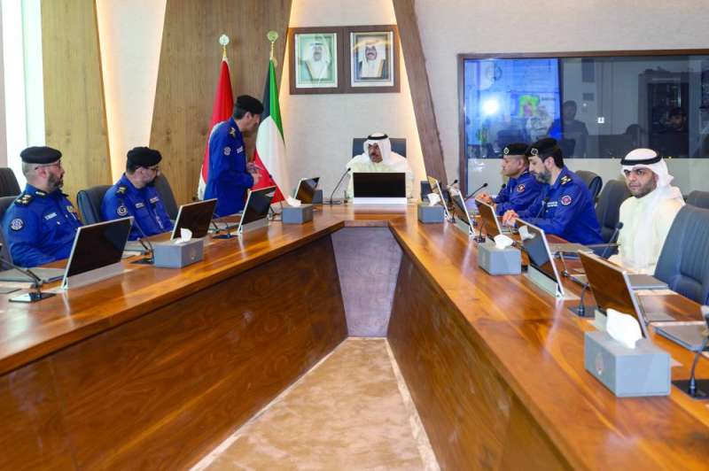 
رئيس الوزراء يستمع لشرح عن استعدادات الإطفاء