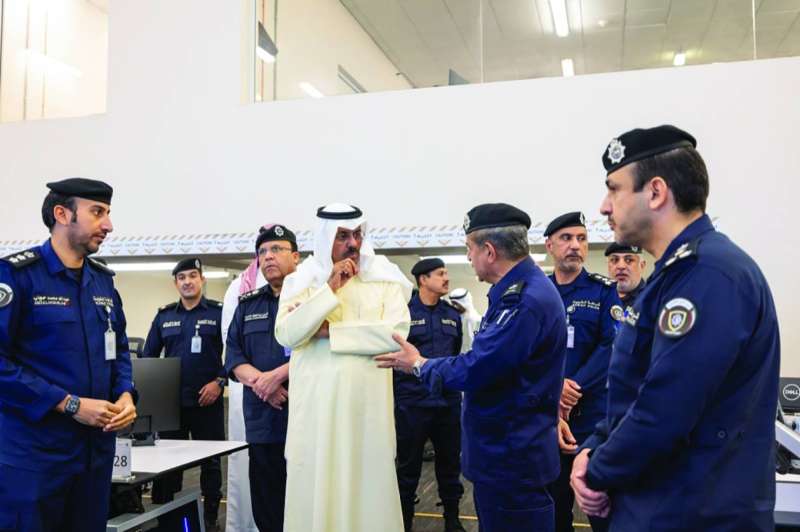 
رئيس الوزراء يستمع لشرح من قادة مركز الأزمات والكوارث