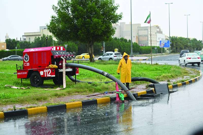 مضخات الإطفاء تسجب المياه التي هطلت أمس