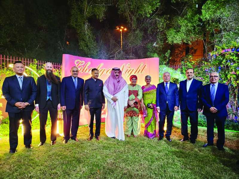 
السفير سميح حيات يتوسط عدداً من السفراء
