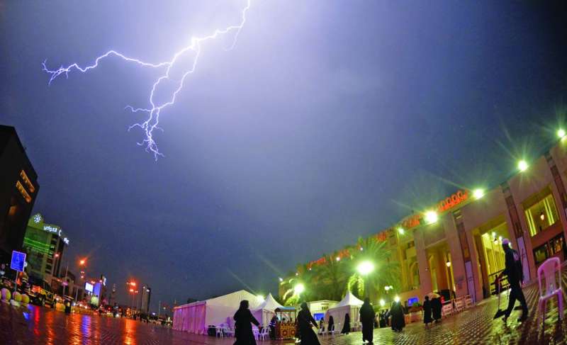 استنفار حكومي شامل للتعامل مع الأمطار	 (تصوير سعود سالم)