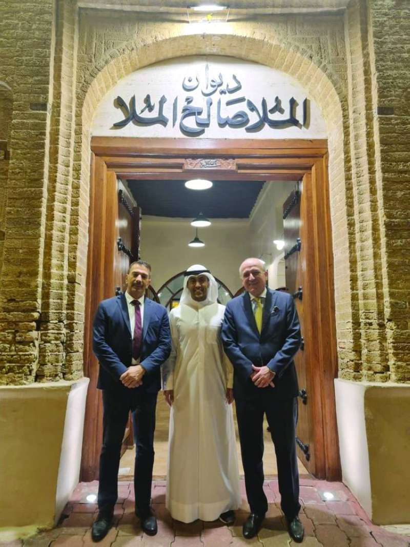 
السفير اليوناني خلال زيارته ديوانية الملا
