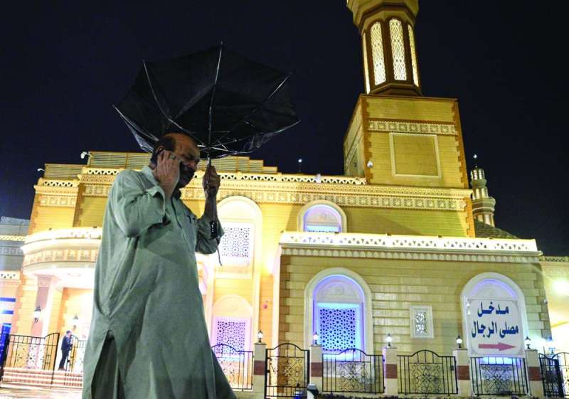 
أحد المصلين في طريقه للمسجد