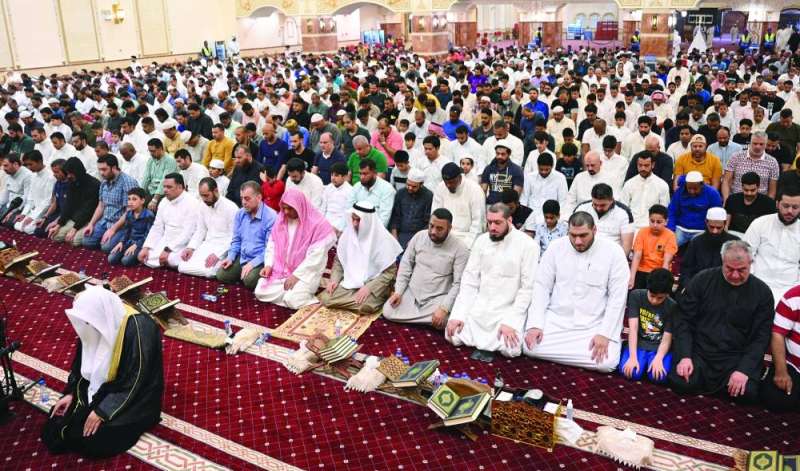 
حضور لافت للمصلين في مسجد بلال بن رباح 	(تصوير نايف العقلة)
