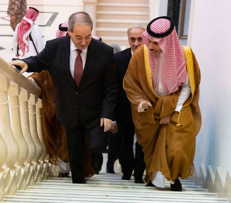 وزير الخارجية السعودي مستقبلاً نظيره السوري في جدة مساء الأربعاء