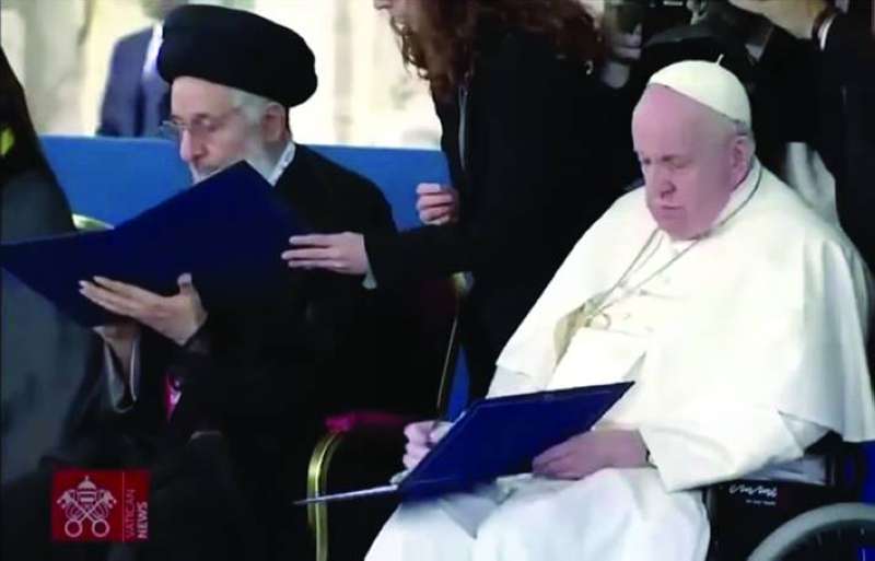 
بابا الفاتيكان والديباجي خلال توقيع وثيقة روما