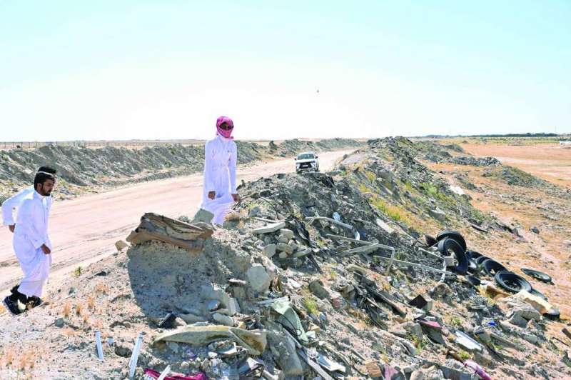 
مواطنون يبحثون في أحد المواقع
