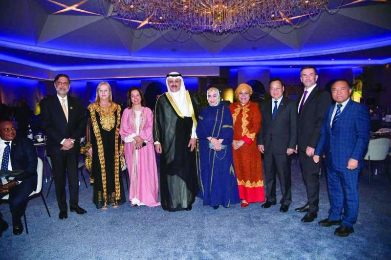 السفير سميح حيات متوسطاً عدداً من الديبلوماسيين