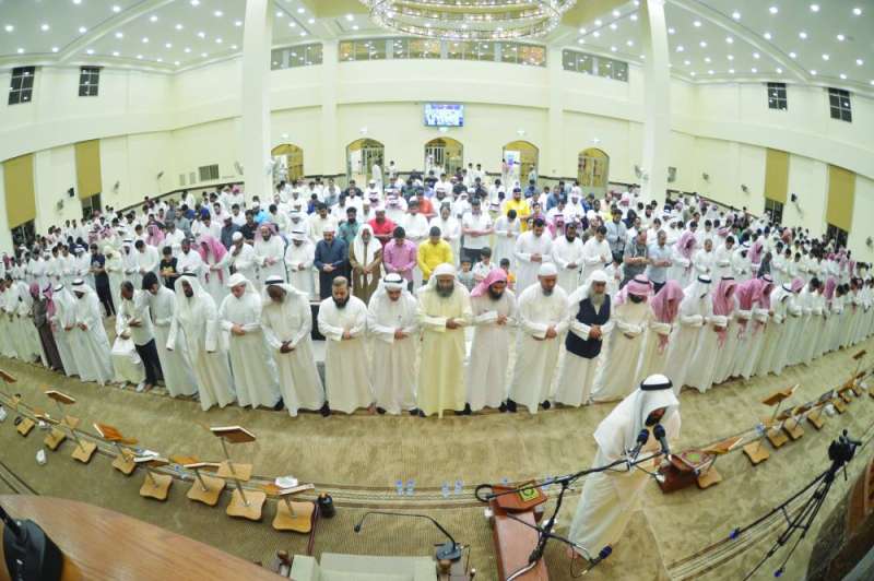 
جانب من صلاة القيام في مسجد حمد زويد بالجهراء	(تصوير سعود سالم)
