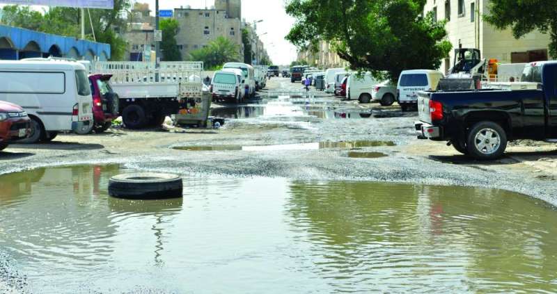 مستنقعات من الصرف الصحي بين البيوت