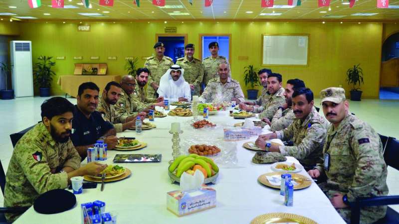 
«الراي» إلى مائدة إفطار «طبابة الجيش»	(تصوير سعود سالم)