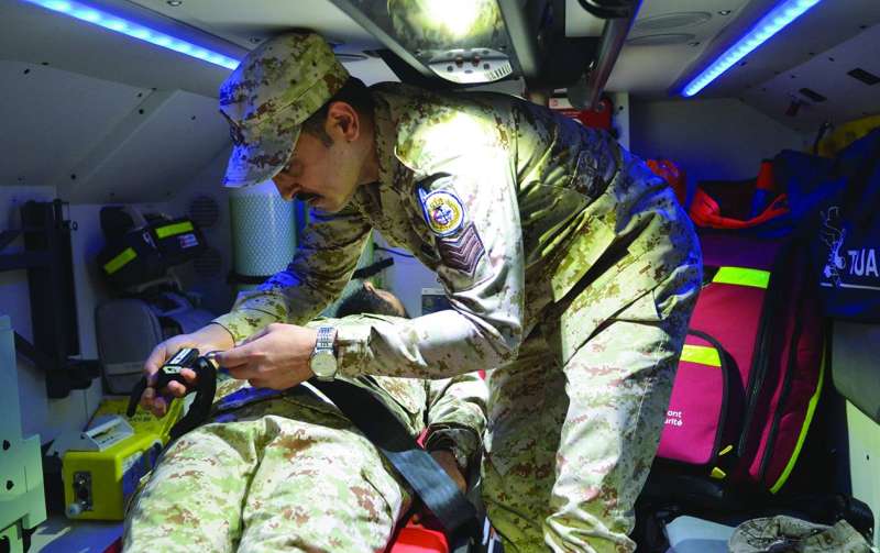 إخلاء أحد الجنود المرضى