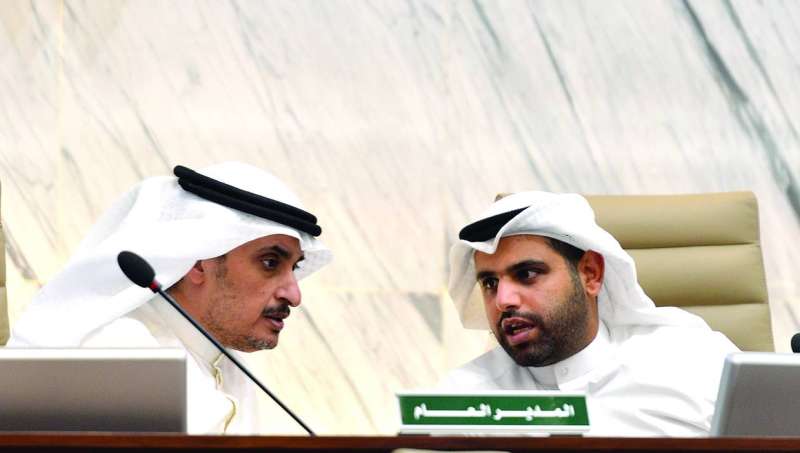 
المحري مترئساً الجلسة وبجانبه المنفوحي
