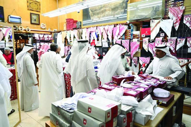 إقبال على محلات الغتر والعُقل 