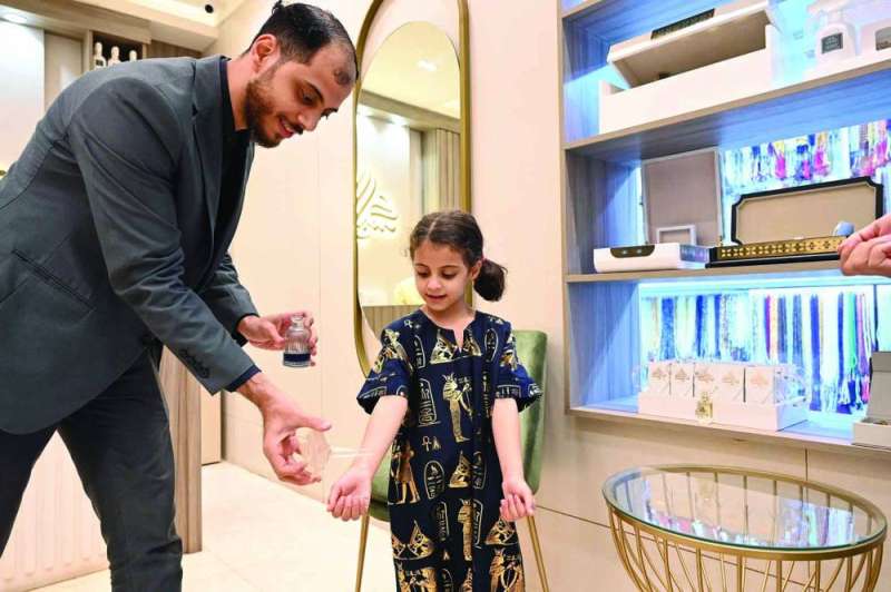 طفلة تختبر العطور قبل الشراء 