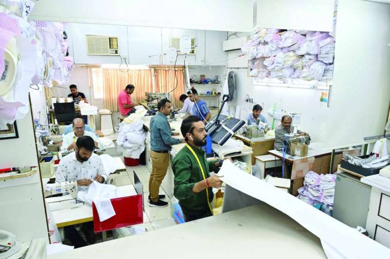 محلات الخياطة تعمل بأقصى طاقتها 