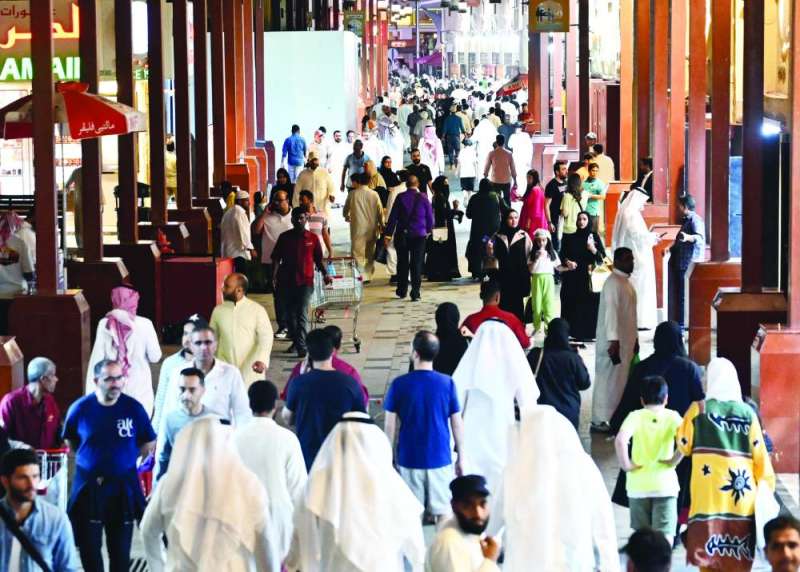 أجواء العيد تسيطر على سوق المباركية 	(تصوير أسعد عبدالله) 