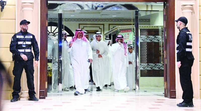 
رئيس الوزراء لدى وصوله لأداء الصلاة