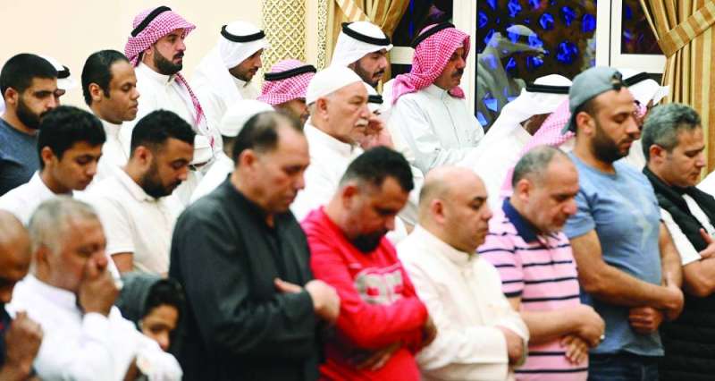 رئيس الوزراء بين المصلين في صلاة التهجد بمسجد بلال بن رباح 	 (تصوير نايف العقلة)