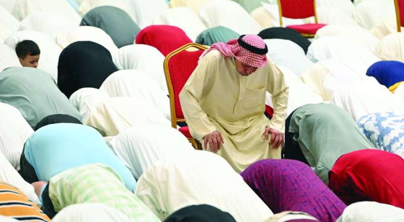 
المصلون سجداً