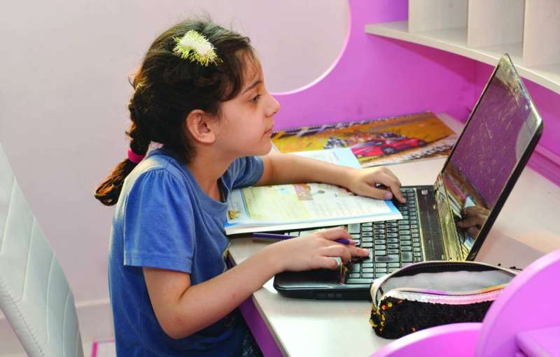 فتح الكاميرا ضروري للتفاعل المباشر بين المعلمة وتلميذاتها