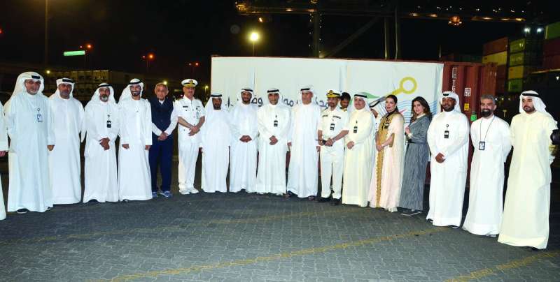 
السفير الإماراتي والملا والشيبه والسالم في صورة جماعية مع مسؤولي الموانئ 	 (تصوير نايف العقلة)