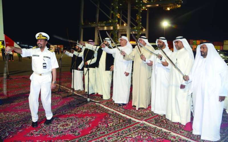 
السفير الإماراتي يشارك في العرضة