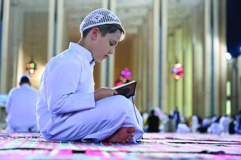 
طفل يتلو كتاب الله
