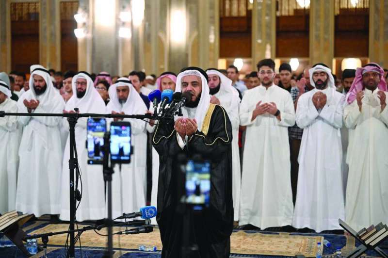 
مشاري العفاسي يؤم المصلين
