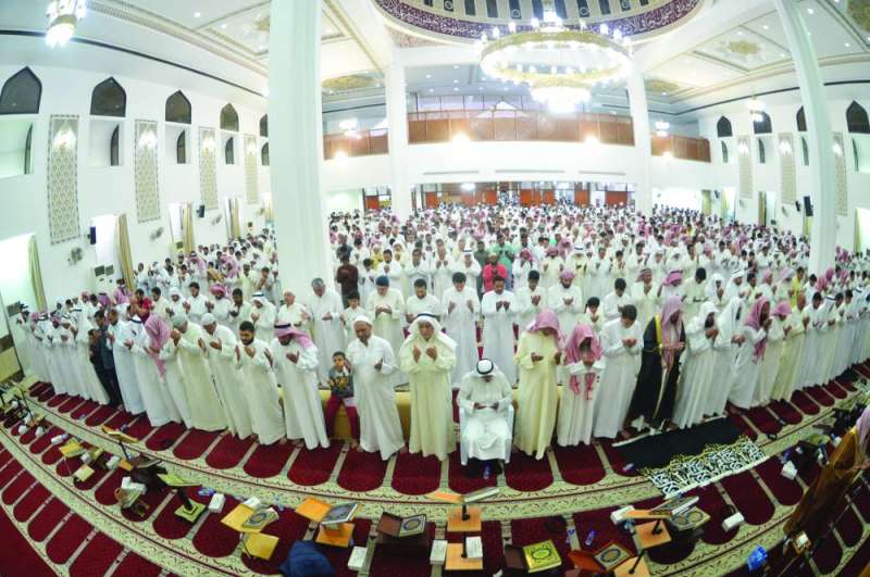 
المتهجدون في مسجد جابر العلي	(تصوير سعود سالم)
