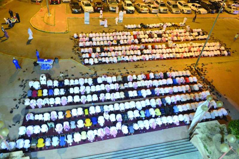 
صفوف المصلين امتدت إلى المواقف في مسجد جابر العلي